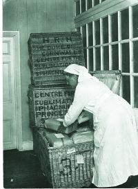 Uncatalogued: 43 packing sphagnum moss in wicker baskets 1917.jpg