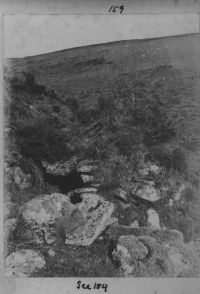 Hut or cache near Stalldown Barrow