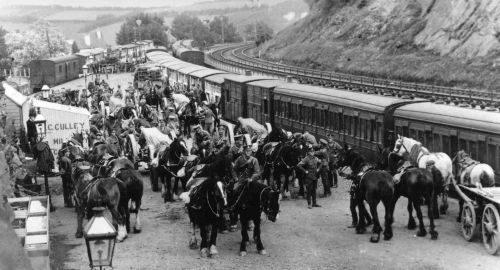 1WW GUNNERS DISEMBARKING AT OKEHAMPTON MILITARY SIDINGS