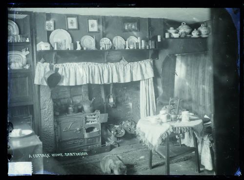 Uncatalogued: Cottage interior Chapman DA011648.jpg