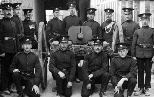 1WW 4 DEVONS HONITON DETACHMENT POSE AROUND THEIR HEAVY MACHINE GUN