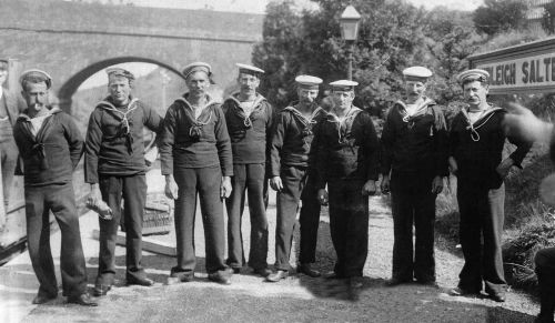 1WW SAILORS AT BUDLEIGH SALTERTON RAILWAY STATION OFF TO JOIN THEIR SHIP