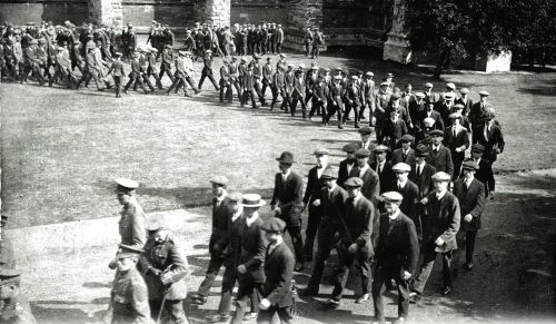 1WW RECRUITS ON EXETER CATHEDRAL GREEN