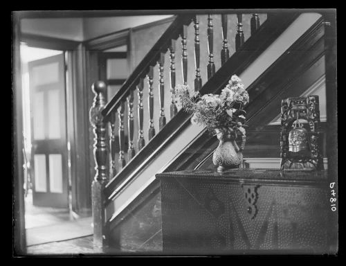 Hall and staircase at Gratton Manor