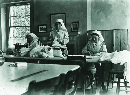 1WW WOMEN SEWING SPHAGNUM MOSS INTO BAGS, IMPERIAL HOTEL, PRINCETOWN 1917