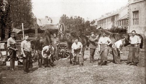 1WW ARMY FARRIERS AT WORK IN PLYMOUTH COLLEGE GROUNDS IN MUTLEY, PLYMOUTH 