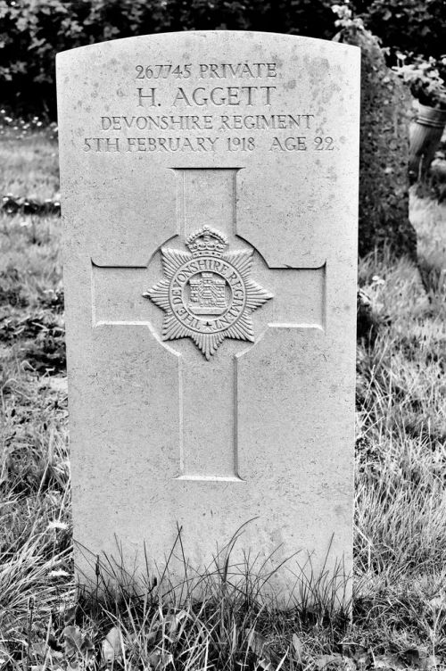 Uncatalogued: Moretonhampstead, St. Andrews. Private H Aggett's grave.jpg