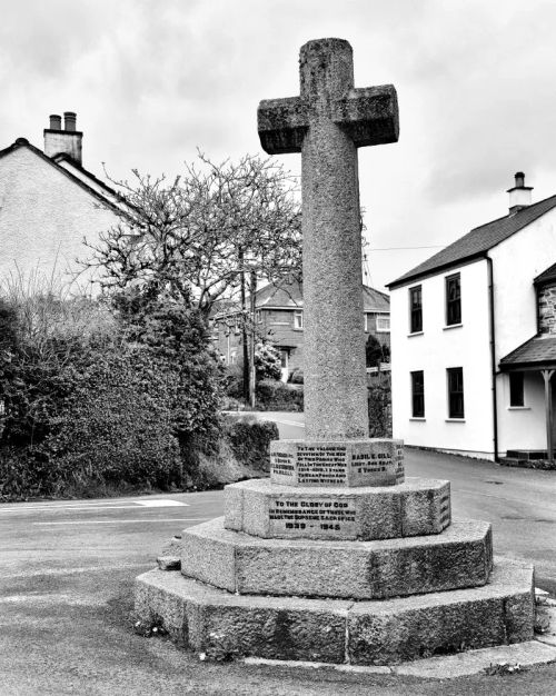 Walkhampton War Memorial.jpg