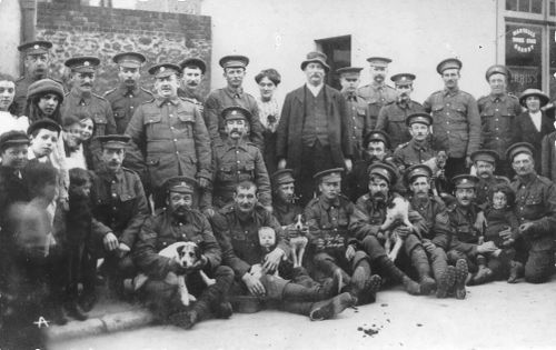 1WW  MEN OF THE 8TH DEVONS BILLETED AT THE BARTONS, DAWLISH IN 1914