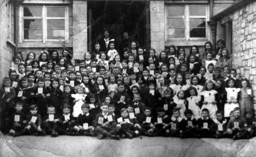 1WW DAWLISH SCHOOLCHILDREN HOLDING UP WAR SAVINGS BOOKS 