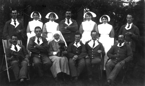 1WW A GROUP OF WOUNDED TOMMIES AT A TAVISTOCK HOSPITAL C 1917 