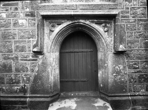 NORTH ARCHED WOODEN DOOR