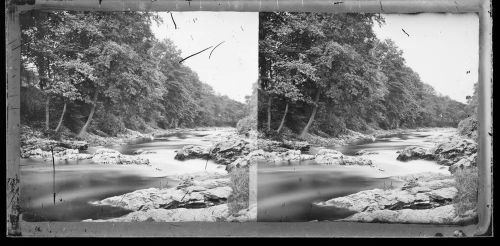 Stereoscopic view of a riverside walk