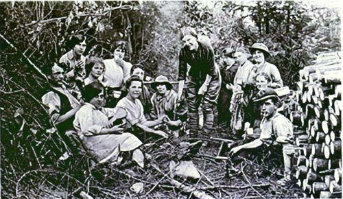 1WW BRENT TOR FORESTRY WORKERS AND LAND GIRLS TAKING A BREAK